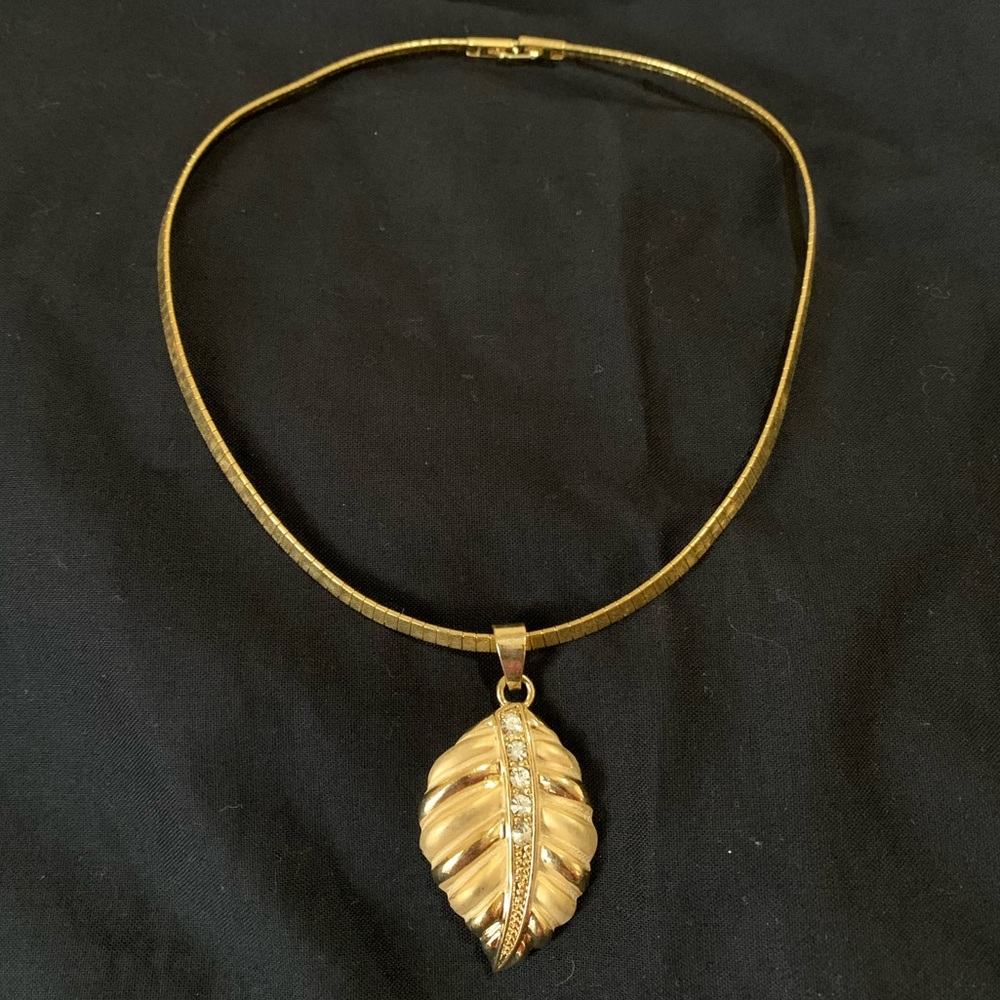 Choker necklace with pendant